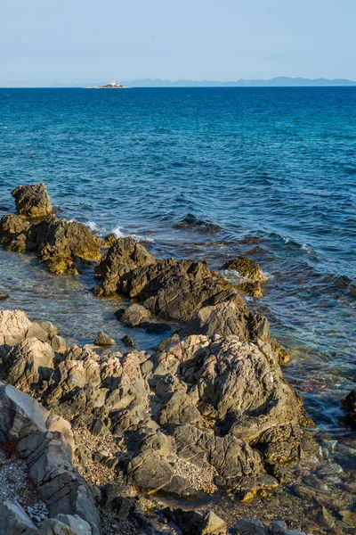 Piękny letni Seascape z latarni morskiej na wyspie w Orebi — Zdjęcie stockowe