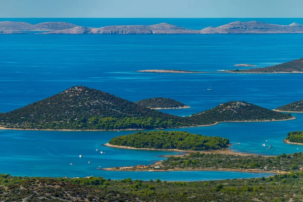 Vransko Gölü ve Kornati Adaları. Kamenjak tepesinden manzara. Dalma