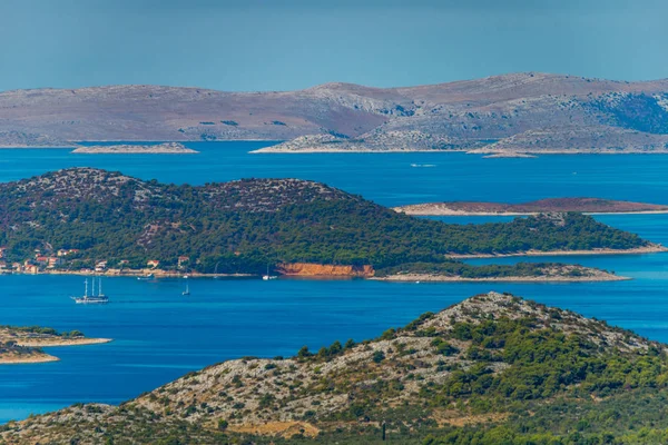 Vransko Gölü ve Kornati Adaları. Kamenjak tepesinden manzara. Dalma