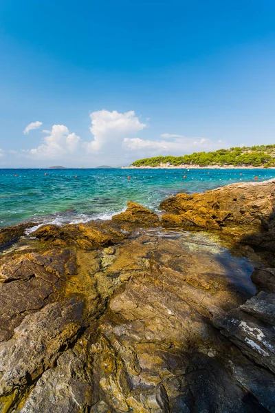 Murter ターコイズ ブルー ラグーン ビーチのダルマチア、クロアチアを島します。 — ストック写真