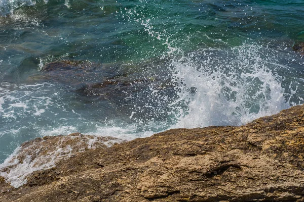 Vagues se brisant sur une plage pierreuse à Murter, Croatie, Dalmatie — Photo