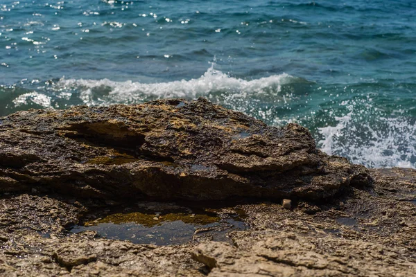 Fale łamanie na kamienistym plaży w Murter, Chorwacja, Dalmacja — Zdjęcie stockowe