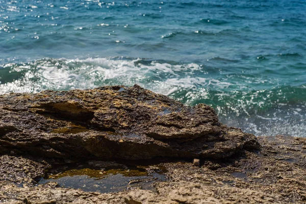 Κύματα που σπάνε σε μια πέτρινη παραλία σε Murter, Κροατία, Δαλματία — Φωτογραφία Αρχείου