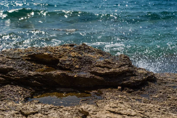 Vagues se brisant sur une plage pierreuse à Murter, Croatie, Dalmatie — Photo