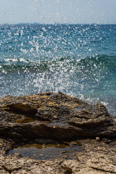 Fale łamanie na kamienistym plaży w Murter, Chorwacja, Dalmacja — Zdjęcie stockowe