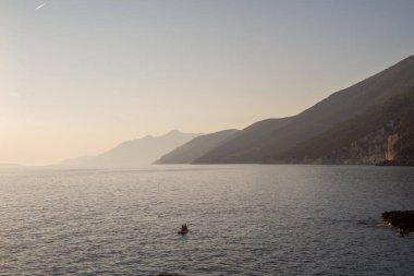 Adriyatik denizinde kayalar ile güzel gün batımı, Dingac Borak, D