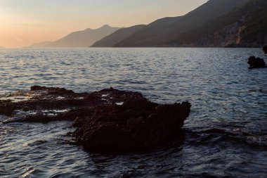 Adriyatik denizinde kayalar ile güzel gün batımı, Dingac Borak, D