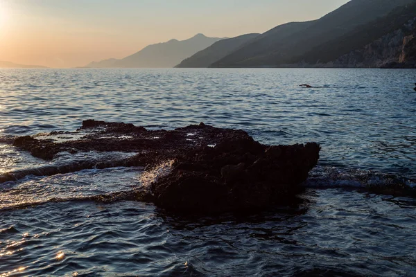 Hermosa puesta de sol con rocas en el mar Adriático, Dingac Borak, D — Foto de Stock
