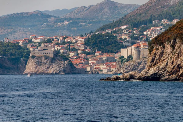 Starý přístav a opevněné staré město v Dubrovníku, Dalmácii, chorvatské — Stock fotografie