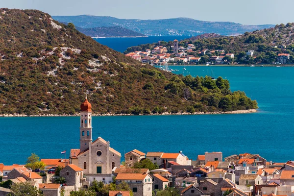 Betina och Tisno Village i Kroatien, Dalmatien. Ön Murter. Vi — Stockfoto