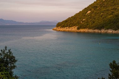 Gün batımında Divna Plajı, Peljesac yarımadası, Dalmaçya, Hırvatistan