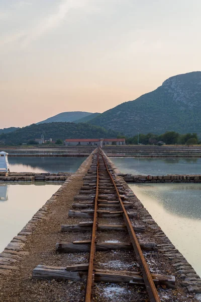 Vieux marais salants encore en activité à Ston, péninsule de Peljesac, Dal — Photo