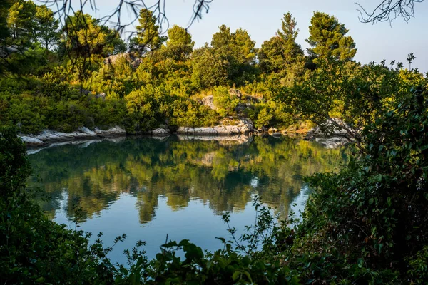 Hermosa bahía oculta en Trpanj, Dalmacia, Croacia; Peljesac peni — Foto de Stock