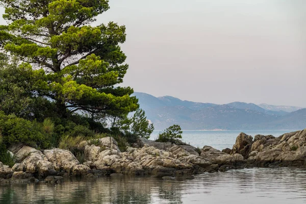 Schöne versteckte Bucht in trpanj, dalmatien, kroatien; peljesac peni — Stockfoto