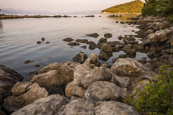 Hermosa bahía oculta en Trpanj, Dalmacia, Croacia; Peljesac peni — Foto de Stock