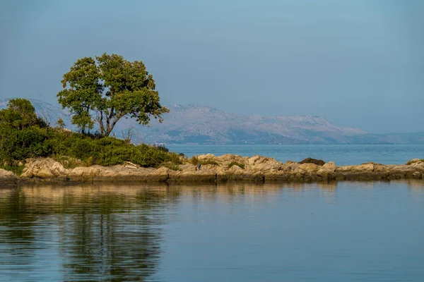 Gyönyörű rejtett öbölben Trpanj, Dalmácia, Horvátország; PI Pelješac — Stock Fotó