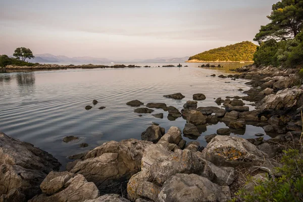 Schöne versteckte Bucht in trpanj, dalmatien, kroatien; peljesac peni — Stockfoto