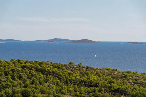 Idilic вид на Середземне море, Муртер, Далмація, Хорватія — стокове фото