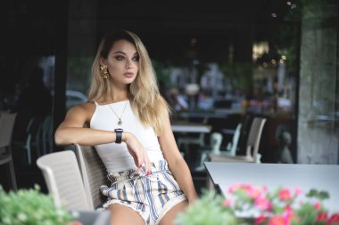 Kahve dükkanında dinlenirken güzel makyajlı hoş bir kadın. Kafkasyalı kadın boş zamanlarında kafede dinleniyor..