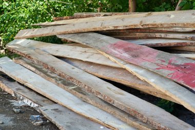 Bir sürü eski tahta.