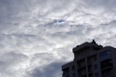 Şehirde panoramik dramatik bulutlar