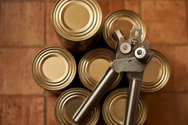 Latas e uma faca de rasgar — Fotografia de Stock