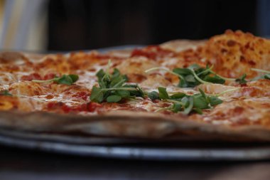 Klasik pizza nane yaprakları closeup ile dekore edilmiştir.