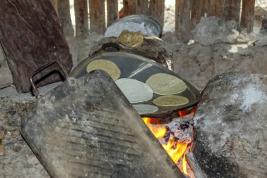 Meksika ekmeği metal bir plaka üzerinde hazırlanıyor