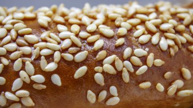 Tuzlu kraker parçası susam serpilir