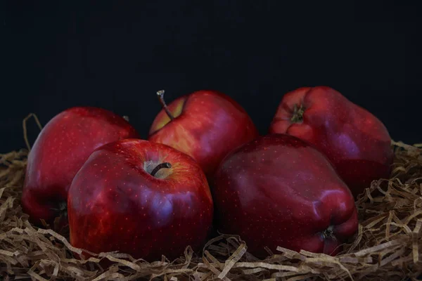 Rote reife Äpfel auf schwarzem Hintergrund — Stockfoto