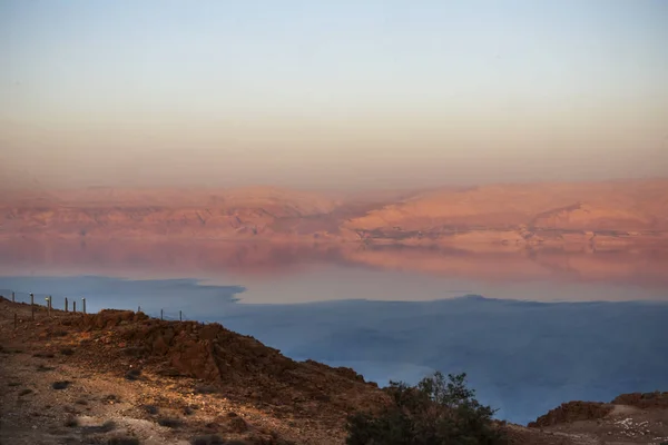 Widok Morza Martwego i gór Jordanii o zachodzie słońca. — Zdjęcie stockowe