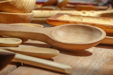 Tahta kaşıklar farklı boyutlarda el yapımı