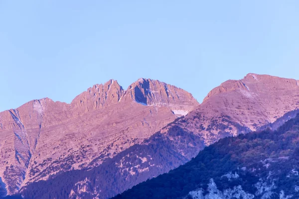Mont Olympos Avec Pic Enneigé Dans Les Rayons Roses Soleil — Photo
