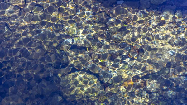 Deslumbramiento del sol en la superficie de agua clara del arroyo . —  Fotos de Stock