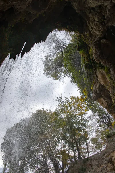 Widok Jesień Las Przez Strumień Wodospady Jaskini Nim Grecja — Zdjęcie stockowe