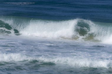 Köpük dalgalar kıyıya çalışan. Akdeniz. İsrail