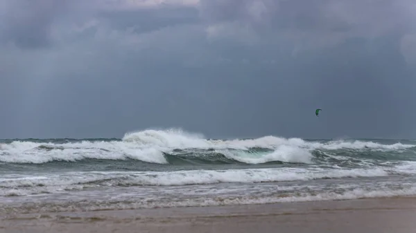 Spadochron surferów w burzliwy niebo nad pienisty fale Morza Śródziemnego — Zdjęcie stockowe