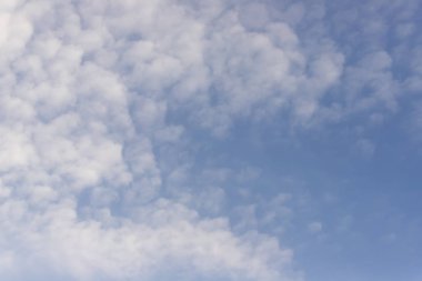 Arka plan beyaz bulutlar ile mavi gökyüzünde