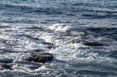 Beyaz köpük dalgalar deniz kıyı taşlar