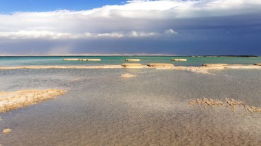Dead Sea salt oluşumları mavi ve turkuaz suları aga