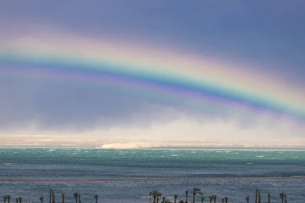 死海のターコイズ ブルーの海の上の虹 — ストック写真