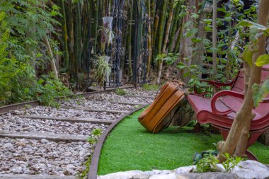 Geçen kırmızı bir tezgah ve sarı yolu bavul yanındaki eski demiryolu raylar