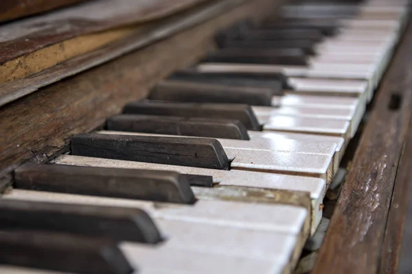 Dirty cracked keys of the old piano close-up — Stock Photo, Image