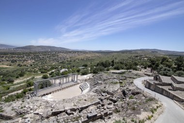 İsrail'in tarihi Zipory kentindeki antik amfitiyatronun manzarası. Turizm ve seyahat