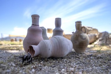 İsrail'in tarihi Zipory kentinin kalıntılarının arka planında antik amforalar. Turizm ve seyahat