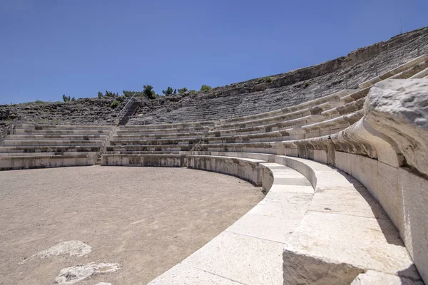 Blick auf das antike Amphitheater in der historischen Stadt Reißverschluss, Nationalpark, israel. — Stockfoto