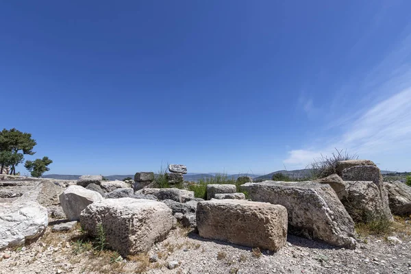 Stora stenruiner i den antika staden Zippori mot bakgrund av Galileen bergen och den blå himlen. Israel. — Stockfoto