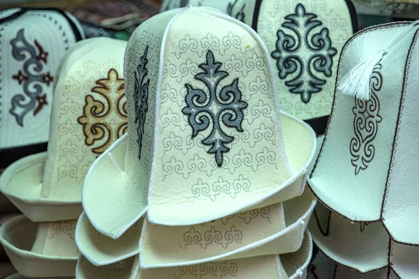 Kırgız şapkalar milli bir süs ile keçe yapılmış. Pazar. Seyahat. Kırgızistan — Stok fotoğraf