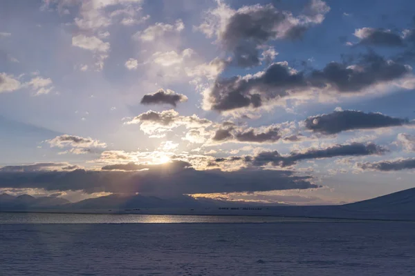 Napfelkeltét a hegyekben a tó fia-Kul ellen felhő ég — Stock Fotó