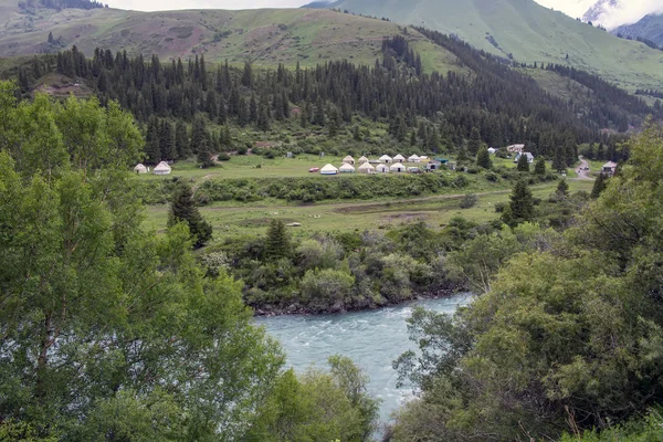 Top view of the Naryn River flowing through a mountain gorge — Stock Photo, Image